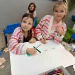 FET FRUMOS I DWANAŚCIE KRÓLEWIEN- BAŚŃ RUMUŃSKA Podczas zajęć poznaliśmy baśń rumuńską, zapoznaliśmy się z najciekawszymi miejscami w Rumunii, układaliśmy kwiaty już wiemy jak się tańczyło na dworze królewskim i co to za gra inelesu.