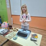 „Dawniej i dziś” – niezwykłe pamiątki na zajęciach klasy I