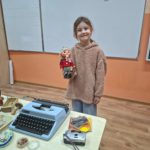 „Dawniej i dziś” – niezwykłe pamiątki na zajęciach klasy I