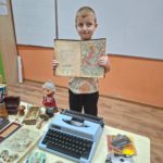 „Dawniej i dziś” – niezwykłe pamiątki na zajęciach klasy I