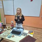 „Dawniej i dziś” – niezwykłe pamiątki na zajęciach klasy I