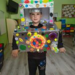 Dzień Kropki w naszej szkole! 🔵 15 września obchodziliśmy w naszej szkole Międzynarodowy Dzień Kropki – wyjątkowe święto kreatywności, odwagi i odkrywania własnych talentów! Z tej okazji w naszej szkole pojawiły się piękne, kolorowe gazetki tematyczne, które przypomniały nam, że nawet od małej kropki może rozpocząć się coś wielkiego. Uczniowie uczestniczyli również w zajęciach plastycznych, podczas których rozwijali swoją wyobraźnię i twórcze zdolności, tworząc własne prace inspirowane motywem kropki. 🎨 Nie zabrakło także projekcji filmów związanych z tematyką Dnia Kropki, które dostarczyły uczniom ciekawych inspiracji i były okazją do wspólnego spędzenia czasu. Najważniejszym punktem obchodów był, zorganizowany z inicjatywy Samorządu Uczniowskiego, konkurs na strój w kropki! 🔴🟡🟢 Uczniowie wykazali się ogromną pomysłowością i kreatywnością, prezentując wyjątkowe, pełne kolorów stylizacje. Wspólna zabawa dostarczyła wszystkim wiele radości i sprawiła, że szkolne korytarze zamieniły się w prawdziwą krainę kropek! Dzień Kropki był doskonałą okazją do integracji, rozwijania talentów oraz pokazania, że każdy z nas ma w sobie wyjątkowy potencjał. Dziękujemy wszystkim uczniom i nauczycielom za zaangażowanie, a Samorządowi Uczniowskiemu za wspaniałą inicjatywę! ❤️ Niech każda kropka stanie się początkiem nowych pomysłów, inspiracji i pięknych sukcesów! ✨