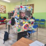 Dzień Kropki w naszej szkole! 🔵 15 września obchodziliśmy w naszej szkole Międzynarodowy Dzień Kropki – wyjątkowe święto kreatywności, odwagi i odkrywania własnych talentów! Z tej okazji w naszej szkole pojawiły się piękne, kolorowe gazetki tematyczne, które przypomniały nam, że nawet od małej kropki może rozpocząć się coś wielkiego. Uczniowie uczestniczyli również w zajęciach plastycznych, podczas których rozwijali swoją wyobraźnię i twórcze zdolności, tworząc własne prace inspirowane motywem kropki. 🎨 Nie zabrakło także projekcji filmów związanych z tematyką Dnia Kropki, które dostarczyły uczniom ciekawych inspiracji i były okazją do wspólnego spędzenia czasu. Najważniejszym punktem obchodów był, zorganizowany z inicjatywy Samorządu Uczniowskiego, konkurs na strój w kropki! 🔴🟡🟢 Uczniowie wykazali się ogromną pomysłowością i kreatywnością, prezentując wyjątkowe, pełne kolorów stylizacje. Wspólna zabawa dostarczyła wszystkim wiele radości i sprawiła, że szkolne korytarze zamieniły się w prawdziwą krainę kropek! Dzień Kropki był doskonałą okazją do integracji, rozwijania talentów oraz pokazania, że każdy z nas ma w sobie wyjątkowy potencjał. Dziękujemy wszystkim uczniom i nauczycielom za zaangażowanie, a Samorządowi Uczniowskiemu za wspaniałą inicjatywę! ❤️ Niech każda kropka stanie się początkiem nowych pomysłów, inspiracji i pięknych sukcesów! ✨