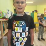 Dzień Kropki w naszej szkole! 🔵 15 września obchodziliśmy w naszej szkole Międzynarodowy Dzień Kropki – wyjątkowe święto kreatywności, odwagi i odkrywania własnych talentów! Z tej okazji w naszej szkole pojawiły się piękne, kolorowe gazetki tematyczne, które przypomniały nam, że nawet od małej kropki może rozpocząć się coś wielkiego. Uczniowie uczestniczyli również w zajęciach plastycznych, podczas których rozwijali swoją wyobraźnię i twórcze zdolności, tworząc własne prace inspirowane motywem kropki. 🎨 Nie zabrakło także projekcji filmów związanych z tematyką Dnia Kropki, które dostarczyły uczniom ciekawych inspiracji i były okazją do wspólnego spędzenia czasu. Najważniejszym punktem obchodów był, zorganizowany z inicjatywy Samorządu Uczniowskiego, konkurs na strój w kropki! 🔴🟡🟢 Uczniowie wykazali się ogromną pomysłowością i kreatywnością, prezentując wyjątkowe, pełne kolorów stylizacje. Wspólna zabawa dostarczyła wszystkim wiele radości i sprawiła, że szkolne korytarze zamieniły się w prawdziwą krainę kropek! Dzień Kropki był doskonałą okazją do integracji, rozwijania talentów oraz pokazania, że każdy z nas ma w sobie wyjątkowy potencjał. Dziękujemy wszystkim uczniom i nauczycielom za zaangażowanie, a Samorządowi Uczniowskiemu za wspaniałą inicjatywę! ❤️ Niech każda kropka stanie się początkiem nowych pomysłów, inspiracji i pięknych sukcesów! ✨