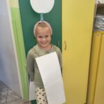 Dzień Kropki w naszej szkole! 🔵 15 września obchodziliśmy w naszej szkole Międzynarodowy Dzień Kropki – wyjątkowe święto kreatywności, odwagi i odkrywania własnych talentów! Z tej okazji w naszej szkole pojawiły się piękne, kolorowe gazetki tematyczne, które przypomniały nam, że nawet od małej kropki może rozpocząć się coś wielkiego. Uczniowie uczestniczyli również w zajęciach plastycznych, podczas których rozwijali swoją wyobraźnię i twórcze zdolności, tworząc własne prace inspirowane motywem kropki. 🎨 Nie zabrakło także projekcji filmów związanych z tematyką Dnia Kropki, które dostarczyły uczniom ciekawych inspiracji i były okazją do wspólnego spędzenia czasu. Najważniejszym punktem obchodów był, zorganizowany z inicjatywy Samorządu Uczniowskiego, konkurs na strój w kropki! 🔴🟡🟢 Uczniowie wykazali się ogromną pomysłowością i kreatywnością, prezentując wyjątkowe, pełne kolorów stylizacje. Wspólna zabawa dostarczyła wszystkim wiele radości i sprawiła, że szkolne korytarze zamieniły się w prawdziwą krainę kropek! Dzień Kropki był doskonałą okazją do integracji, rozwijania talentów oraz pokazania, że każdy z nas ma w sobie wyjątkowy potencjał. Dziękujemy wszystkim uczniom i nauczycielom za zaangażowanie, a Samorządowi Uczniowskiemu za wspaniałą inicjatywę! ❤️ Niech każda kropka stanie się początkiem nowych pomysłów, inspiracji i pięknych sukcesów! ✨