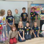 Dzień Kropki w naszej szkole! 🔵 15 września obchodziliśmy w naszej szkole Międzynarodowy Dzień Kropki – wyjątkowe święto kreatywności, odwagi i odkrywania własnych talentów! Z tej okazji w naszej szkole pojawiły się piękne, kolorowe gazetki tematyczne, które przypomniały nam, że nawet od małej kropki może rozpocząć się coś wielkiego. Uczniowie uczestniczyli również w zajęciach plastycznych, podczas których rozwijali swoją wyobraźnię i twórcze zdolności, tworząc własne prace inspirowane motywem kropki. 🎨 Nie zabrakło także projekcji filmów związanych z tematyką Dnia Kropki, które dostarczyły uczniom ciekawych inspiracji i były okazją do wspólnego spędzenia czasu. Najważniejszym punktem obchodów był, zorganizowany z inicjatywy Samorządu Uczniowskiego, konkurs na strój w kropki! 🔴🟡🟢 Uczniowie wykazali się ogromną pomysłowością i kreatywnością, prezentując wyjątkowe, pełne kolorów stylizacje. Wspólna zabawa dostarczyła wszystkim wiele radości i sprawiła, że szkolne korytarze zamieniły się w prawdziwą krainę kropek! Dzień Kropki był doskonałą okazją do integracji, rozwijania talentów oraz pokazania, że każdy z nas ma w sobie wyjątkowy potencjał. Dziękujemy wszystkim uczniom i nauczycielom za zaangażowanie, a Samorządowi Uczniowskiemu za wspaniałą inicjatywę! ❤️ Niech każda kropka stanie się początkiem nowych pomysłów, inspiracji i pięknych sukcesów! ✨