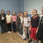 Dzień Kropki w naszej szkole! 🔵 15 września obchodziliśmy w naszej szkole Międzynarodowy Dzień Kropki – wyjątkowe święto kreatywności, odwagi i odkrywania własnych talentów! Z tej okazji w naszej szkole pojawiły się piękne, kolorowe gazetki tematyczne, które przypomniały nam, że nawet od małej kropki może rozpocząć się coś wielkiego. Uczniowie uczestniczyli również w zajęciach plastycznych, podczas których rozwijali swoją wyobraźnię i twórcze zdolności, tworząc własne prace inspirowane motywem kropki. 🎨 Nie zabrakło także projekcji filmów związanych z tematyką Dnia Kropki, które dostarczyły uczniom ciekawych inspiracji i były okazją do wspólnego spędzenia czasu. Najważniejszym punktem obchodów był, zorganizowany z inicjatywy Samorządu Uczniowskiego, konkurs na strój w kropki! 🔴🟡🟢 Uczniowie wykazali się ogromną pomysłowością i kreatywnością, prezentując wyjątkowe, pełne kolorów stylizacje. Wspólna zabawa dostarczyła wszystkim wiele radości i sprawiła, że szkolne korytarze zamieniły się w prawdziwą krainę kropek! Dzień Kropki był doskonałą okazją do integracji, rozwijania talentów oraz pokazania, że każdy z nas ma w sobie wyjątkowy potencjał. Dziękujemy wszystkim uczniom i nauczycielom za zaangażowanie, a Samorządowi Uczniowskiemu za wspaniałą inicjatywę! ❤️ Niech każda kropka stanie się początkiem nowych pomysłów, inspiracji i pięknych sukcesów! ✨