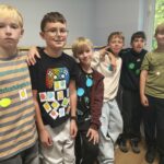 Dzień Kropki w naszej szkole! 🔵 15 września obchodziliśmy w naszej szkole Międzynarodowy Dzień Kropki – wyjątkowe święto kreatywności, odwagi i odkrywania własnych talentów! Z tej okazji w naszej szkole pojawiły się piękne, kolorowe gazetki tematyczne, które przypomniały nam, że nawet od małej kropki może rozpocząć się coś wielkiego. Uczniowie uczestniczyli również w zajęciach plastycznych, podczas których rozwijali swoją wyobraźnię i twórcze zdolności, tworząc własne prace inspirowane motywem kropki. 🎨 Nie zabrakło także projekcji filmów związanych z tematyką Dnia Kropki, które dostarczyły uczniom ciekawych inspiracji i były okazją do wspólnego spędzenia czasu. Najważniejszym punktem obchodów był, zorganizowany z inicjatywy Samorządu Uczniowskiego, konkurs na strój w kropki! 🔴🟡🟢 Uczniowie wykazali się ogromną pomysłowością i kreatywnością, prezentując wyjątkowe, pełne kolorów stylizacje. Wspólna zabawa dostarczyła wszystkim wiele radości i sprawiła, że szkolne korytarze zamieniły się w prawdziwą krainę kropek! Dzień Kropki był doskonałą okazją do integracji, rozwijania talentów oraz pokazania, że każdy z nas ma w sobie wyjątkowy potencjał. Dziękujemy wszystkim uczniom i nauczycielom za zaangażowanie, a Samorządowi Uczniowskiemu za wspaniałą inicjatywę! ❤️ Niech każda kropka stanie się początkiem nowych pomysłów, inspiracji i pięknych sukcesów! ✨