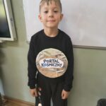 Dzień Kropki w naszej szkole! 🔵 15 września obchodziliśmy w naszej szkole Międzynarodowy Dzień Kropki – wyjątkowe święto kreatywności, odwagi i odkrywania własnych talentów! Z tej okazji w naszej szkole pojawiły się piękne, kolorowe gazetki tematyczne, które przypomniały nam, że nawet od małej kropki może rozpocząć się coś wielkiego. Uczniowie uczestniczyli również w zajęciach plastycznych, podczas których rozwijali swoją wyobraźnię i twórcze zdolności, tworząc własne prace inspirowane motywem kropki. 🎨 Nie zabrakło także projekcji filmów związanych z tematyką Dnia Kropki, które dostarczyły uczniom ciekawych inspiracji i były okazją do wspólnego spędzenia czasu. Najważniejszym punktem obchodów był, zorganizowany z inicjatywy Samorządu Uczniowskiego, konkurs na strój w kropki! 🔴🟡🟢 Uczniowie wykazali się ogromną pomysłowością i kreatywnością, prezentując wyjątkowe, pełne kolorów stylizacje. Wspólna zabawa dostarczyła wszystkim wiele radości i sprawiła, że szkolne korytarze zamieniły się w prawdziwą krainę kropek! Dzień Kropki był doskonałą okazją do integracji, rozwijania talentów oraz pokazania, że każdy z nas ma w sobie wyjątkowy potencjał. Dziękujemy wszystkim uczniom i nauczycielom za zaangażowanie, a Samorządowi Uczniowskiemu za wspaniałą inicjatywę! ❤️ Niech każda kropka stanie się początkiem nowych pomysłów, inspiracji i pięknych sukcesów! ✨