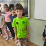 Dzień Kropki w naszej szkole! 🔵 15 września obchodziliśmy w naszej szkole Międzynarodowy Dzień Kropki – wyjątkowe święto kreatywności, odwagi i odkrywania własnych talentów! Z tej okazji w naszej szkole pojawiły się piękne, kolorowe gazetki tematyczne, które przypomniały nam, że nawet od małej kropki może rozpocząć się coś wielkiego. Uczniowie uczestniczyli również w zajęciach plastycznych, podczas których rozwijali swoją wyobraźnię i twórcze zdolności, tworząc własne prace inspirowane motywem kropki. 🎨 Nie zabrakło także projekcji filmów związanych z tematyką Dnia Kropki, które dostarczyły uczniom ciekawych inspiracji i były okazją do wspólnego spędzenia czasu. Najważniejszym punktem obchodów był, zorganizowany z inicjatywy Samorządu Uczniowskiego, konkurs na strój w kropki! 🔴🟡🟢 Uczniowie wykazali się ogromną pomysłowością i kreatywnością, prezentując wyjątkowe, pełne kolorów stylizacje. Wspólna zabawa dostarczyła wszystkim wiele radości i sprawiła, że szkolne korytarze zamieniły się w prawdziwą krainę kropek! Dzień Kropki był doskonałą okazją do integracji, rozwijania talentów oraz pokazania, że każdy z nas ma w sobie wyjątkowy potencjał. Dziękujemy wszystkim uczniom i nauczycielom za zaangażowanie, a Samorządowi Uczniowskiemu za wspaniałą inicjatywę! ❤️ Niech każda kropka stanie się początkiem nowych pomysłów, inspiracji i pięknych sukcesów! ✨