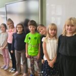 Dzień Kropki w naszej szkole! 🔵 15 września obchodziliśmy w naszej szkole Międzynarodowy Dzień Kropki – wyjątkowe święto kreatywności, odwagi i odkrywania własnych talentów! Z tej okazji w naszej szkole pojawiły się piękne, kolorowe gazetki tematyczne, które przypomniały nam, że nawet od małej kropki może rozpocząć się coś wielkiego. Uczniowie uczestniczyli również w zajęciach plastycznych, podczas których rozwijali swoją wyobraźnię i twórcze zdolności, tworząc własne prace inspirowane motywem kropki. 🎨 Nie zabrakło także projekcji filmów związanych z tematyką Dnia Kropki, które dostarczyły uczniom ciekawych inspiracji i były okazją do wspólnego spędzenia czasu. Najważniejszym punktem obchodów był, zorganizowany z inicjatywy Samorządu Uczniowskiego, konkurs na strój w kropki! 🔴🟡🟢 Uczniowie wykazali się ogromną pomysłowością i kreatywnością, prezentując wyjątkowe, pełne kolorów stylizacje. Wspólna zabawa dostarczyła wszystkim wiele radości i sprawiła, że szkolne korytarze zamieniły się w prawdziwą krainę kropek! Dzień Kropki był doskonałą okazją do integracji, rozwijania talentów oraz pokazania, że każdy z nas ma w sobie wyjątkowy potencjał. Dziękujemy wszystkim uczniom i nauczycielom za zaangażowanie, a Samorządowi Uczniowskiemu za wspaniałą inicjatywę! ❤️ Niech każda kropka stanie się początkiem nowych pomysłów, inspiracji i pięknych sukcesów! ✨