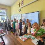 Dzień Kropki w naszej szkole! 🔵 15 września obchodziliśmy w naszej szkole Międzynarodowy Dzień Kropki – wyjątkowe święto kreatywności, odwagi i odkrywania własnych talentów! Z tej okazji w naszej szkole pojawiły się piękne, kolorowe gazetki tematyczne, które przypomniały nam, że nawet od małej kropki może rozpocząć się coś wielkiego. Uczniowie uczestniczyli również w zajęciach plastycznych, podczas których rozwijali swoją wyobraźnię i twórcze zdolności, tworząc własne prace inspirowane motywem kropki. 🎨 Nie zabrakło także projekcji filmów związanych z tematyką Dnia Kropki, które dostarczyły uczniom ciekawych inspiracji i były okazją do wspólnego spędzenia czasu. Najważniejszym punktem obchodów był, zorganizowany z inicjatywy Samorządu Uczniowskiego, konkurs na strój w kropki! 🔴🟡🟢 Uczniowie wykazali się ogromną pomysłowością i kreatywnością, prezentując wyjątkowe, pełne kolorów stylizacje. Wspólna zabawa dostarczyła wszystkim wiele radości i sprawiła, że szkolne korytarze zamieniły się w prawdziwą krainę kropek! Dzień Kropki był doskonałą okazją do integracji, rozwijania talentów oraz pokazania, że każdy z nas ma w sobie wyjątkowy potencjał. Dziękujemy wszystkim uczniom i nauczycielom za zaangażowanie, a Samorządowi Uczniowskiemu za wspaniałą inicjatywę! ❤️ Niech każda kropka stanie się początkiem nowych pomysłów, inspiracji i pięknych sukcesów! ✨
