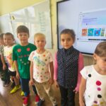 Dzień Kropki w naszej szkole! 🔵 15 września obchodziliśmy w naszej szkole Międzynarodowy Dzień Kropki – wyjątkowe święto kreatywności, odwagi i odkrywania własnych talentów! Z tej okazji w naszej szkole pojawiły się piękne, kolorowe gazetki tematyczne, które przypomniały nam, że nawet od małej kropki może rozpocząć się coś wielkiego. Uczniowie uczestniczyli również w zajęciach plastycznych, podczas których rozwijali swoją wyobraźnię i twórcze zdolności, tworząc własne prace inspirowane motywem kropki. 🎨 Nie zabrakło także projekcji filmów związanych z tematyką Dnia Kropki, które dostarczyły uczniom ciekawych inspiracji i były okazją do wspólnego spędzenia czasu. Najważniejszym punktem obchodów był, zorganizowany z inicjatywy Samorządu Uczniowskiego, konkurs na strój w kropki! 🔴🟡🟢 Uczniowie wykazali się ogromną pomysłowością i kreatywnością, prezentując wyjątkowe, pełne kolorów stylizacje. Wspólna zabawa dostarczyła wszystkim wiele radości i sprawiła, że szkolne korytarze zamieniły się w prawdziwą krainę kropek! Dzień Kropki był doskonałą okazją do integracji, rozwijania talentów oraz pokazania, że każdy z nas ma w sobie wyjątkowy potencjał. Dziękujemy wszystkim uczniom i nauczycielom za zaangażowanie, a Samorządowi Uczniowskiemu za wspaniałą inicjatywę! ❤️ Niech każda kropka stanie się początkiem nowych pomysłów, inspiracji i pięknych sukcesów! ✨