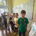 Dzień Kropki w naszej szkole! 🔵 15 września obchodziliśmy w naszej szkole Międzynarodowy Dzień Kropki – wyjątkowe święto kreatywności, odwagi i odkrywania własnych talentów! Z tej okazji w naszej szkole pojawiły się piękne, kolorowe gazetki tematyczne, które przypomniały nam, że nawet od małej kropki może rozpocząć się coś wielkiego. Uczniowie uczestniczyli również w zajęciach plastycznych, podczas których rozwijali swoją wyobraźnię i twórcze zdolności, tworząc własne prace inspirowane motywem kropki. 🎨 Nie zabrakło także projekcji filmów związanych z tematyką Dnia Kropki, które dostarczyły uczniom ciekawych inspiracji i były okazją do wspólnego spędzenia czasu. Najważniejszym punktem obchodów był, zorganizowany z inicjatywy Samorządu Uczniowskiego, konkurs na strój w kropki! 🔴🟡🟢 Uczniowie wykazali się ogromną pomysłowością i kreatywnością, prezentując wyjątkowe, pełne kolorów stylizacje. Wspólna zabawa dostarczyła wszystkim wiele radości i sprawiła, że szkolne korytarze zamieniły się w prawdziwą krainę kropek! Dzień Kropki był doskonałą okazją do integracji, rozwijania talentów oraz pokazania, że każdy z nas ma w sobie wyjątkowy potencjał. Dziękujemy wszystkim uczniom i nauczycielom za zaangażowanie, a Samorządowi Uczniowskiemu za wspaniałą inicjatywę! ❤️ Niech każda kropka stanie się początkiem nowych pomysłów, inspiracji i pięknych sukcesów! ✨
