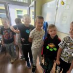 Dzień Kropki w naszej szkole! 🔵 15 września obchodziliśmy w naszej szkole Międzynarodowy Dzień Kropki – wyjątkowe święto kreatywności, odwagi i odkrywania własnych talentów! Z tej okazji w naszej szkole pojawiły się piękne, kolorowe gazetki tematyczne, które przypomniały nam, że nawet od małej kropki może rozpocząć się coś wielkiego. Uczniowie uczestniczyli również w zajęciach plastycznych, podczas których rozwijali swoją wyobraźnię i twórcze zdolności, tworząc własne prace inspirowane motywem kropki. 🎨 Nie zabrakło także projekcji filmów związanych z tematyką Dnia Kropki, które dostarczyły uczniom ciekawych inspiracji i były okazją do wspólnego spędzenia czasu. Najważniejszym punktem obchodów był, zorganizowany z inicjatywy Samorządu Uczniowskiego, konkurs na strój w kropki! 🔴🟡🟢 Uczniowie wykazali się ogromną pomysłowością i kreatywnością, prezentując wyjątkowe, pełne kolorów stylizacje. Wspólna zabawa dostarczyła wszystkim wiele radości i sprawiła, że szkolne korytarze zamieniły się w prawdziwą krainę kropek! Dzień Kropki był doskonałą okazją do integracji, rozwijania talentów oraz pokazania, że każdy z nas ma w sobie wyjątkowy potencjał. Dziękujemy wszystkim uczniom i nauczycielom za zaangażowanie, a Samorządowi Uczniowskiemu za wspaniałą inicjatywę! ❤️ Niech każda kropka stanie się początkiem nowych pomysłów, inspiracji i pięknych sukcesów! ✨